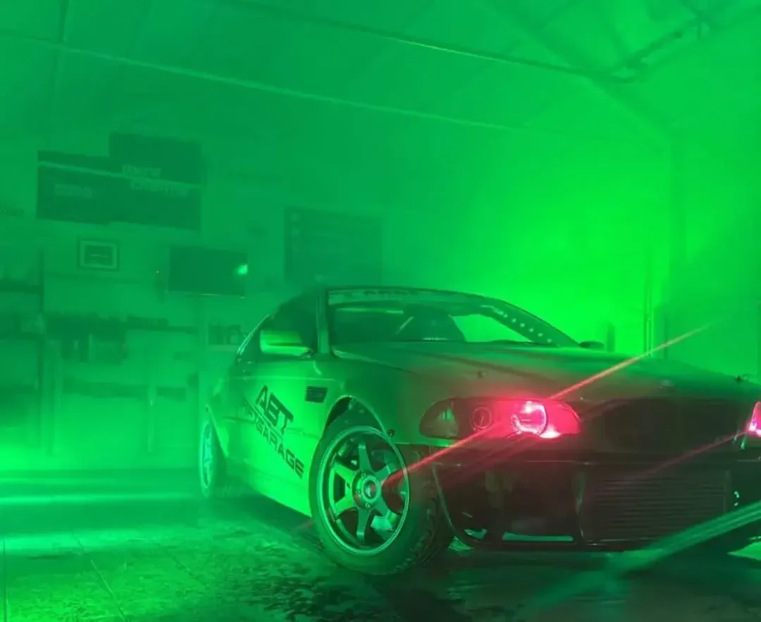Auto pod neonowym oświetleniem