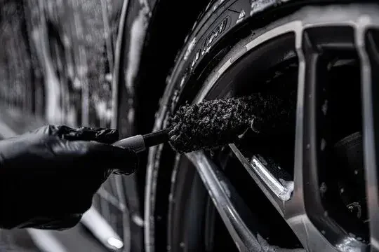 Detailer w pracy nad lakierem